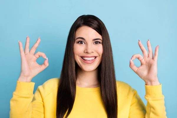 Foto van opgewonden promoter dame vingers tonen twee okey tekens dragen gele jumper geïsoleerde blauwe achtergrond — Stockfoto