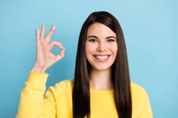 Foto de la señora asesora bonita dedos muestran okey sonrisa blanca desgaste jersey amarillo aislado fondo azul — Foto de Stock