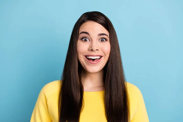 Foto de excitado surpreendido senhora olhar câmera boca aberta sorriso desgaste amarelo jumper isolado azul fundo — Fotografia de Stock