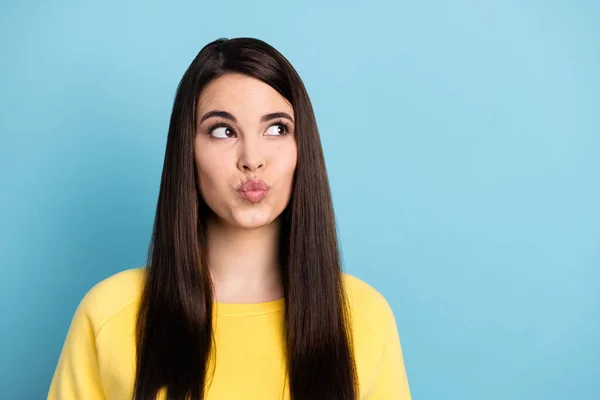 Retrato de bom otimista morena longo penteado senhora golpe beijo olhar vazio espaço desgaste amarelo camisa isolada no brilhante azul cor fundo — Fotografia de Stock