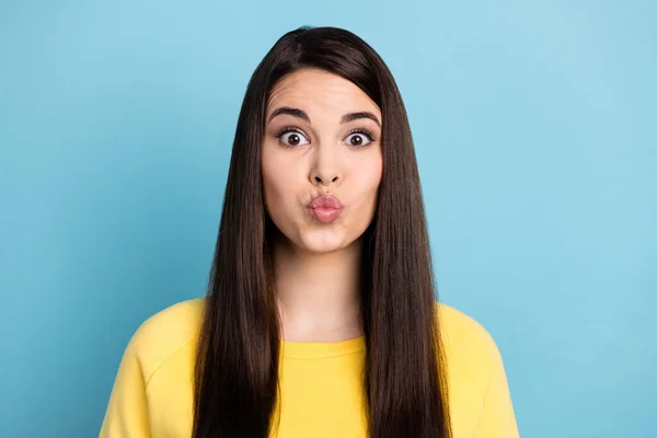 Portret van mooie optimistische brunette lang kapsel dame blow kus dragen geel shirt geïsoleerd op helder blauwe kleur achtergrond — Stockfoto