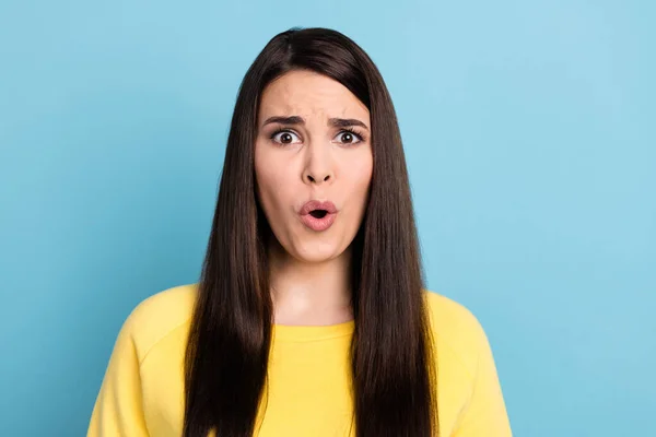 Фото шокированной оскорбленной женщины сумасшедший взгляд камера с открытым ртом носить желтый свитер изолированный синий фон — стоковое фото