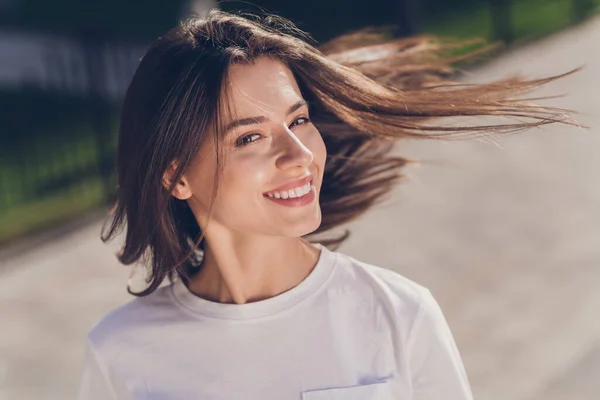 Foto de mujer morena optimista aire soplado desgaste tela blanca caminando en el parque exterior —  Fotos de Stock