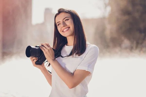 Potret gadis yang bahagia tersenyum terlalu gembira mengambil foto dengan kamera yang menangkap pemandangan kota. — Stok Foto
