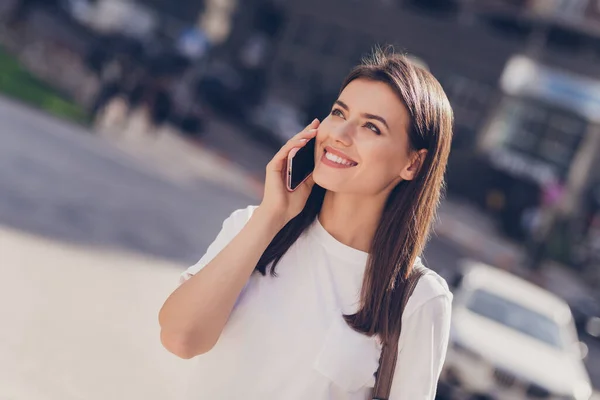 Fénykép portré női diák beszél mobiltelefon mosolygós séta a város utcáin utazik nyaralás — Stock Fotó