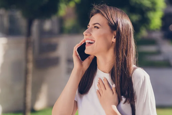 Profil foto av optimistisk brunett dam prata telefon bära vit duk promenader i parken utanför — Stockfoto