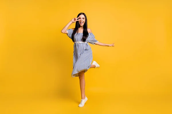 Full längd foto av bedårande ung kvinna klädd off-axlar klänning som visar v-tecken täcka ögat isolerad gul färg bakgrund — Stockfoto