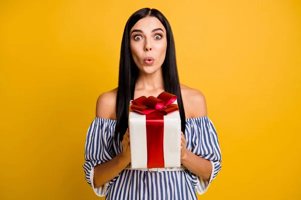 Foto de la señora joven excitado lindo desgaste vestido a rayas consiguiendo labios caja de regalo puché aislado color amarillo fondo —  Fotos de Stock