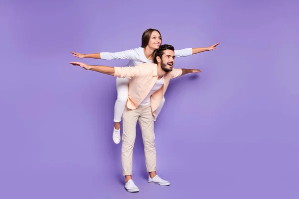 Pełne ciało profil zdjęcie pozytywny facet lady piggyback ręce latające wygląd puste miejsce izolowane na fioletowy kolor tła — Zdjęcie stockowe