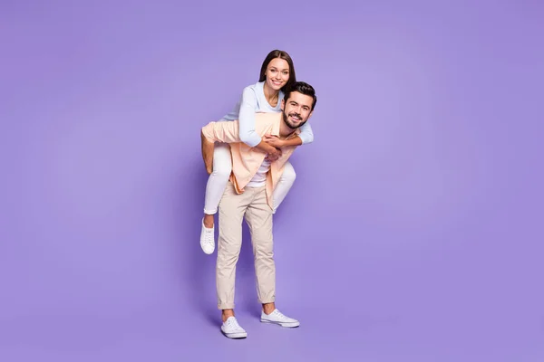 Foto de comprimento total de homem e mulher passeio de piggyback tempo livre fim de semana despreocupado isolado no fundo cor violeta — Fotografia de Stock