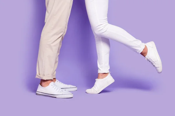 Profilo ritagliato lato foto di coppia gambe indossare pantaloni bianco scarpe data giorno insieme isolato su sfondo di colore viola — Foto Stock