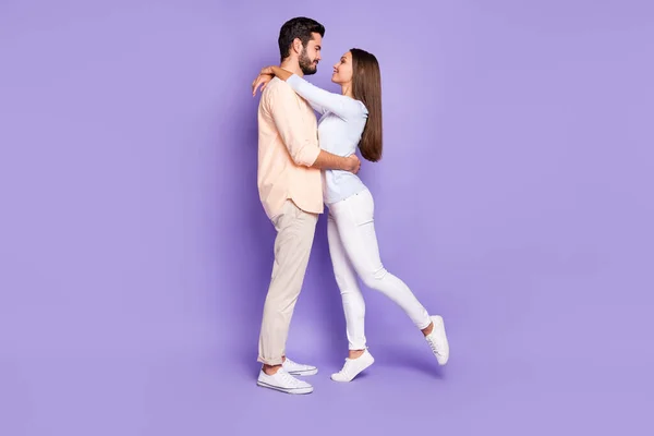 Foto lateral de perfil de tamaño completo de dos personas felices de ensueño abrazo pareja de ensueño fecha aislada en el fondo de color púrpura —  Fotos de Stock