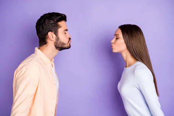 Profilseite Foto von Mann und Frau Luft küssen einander Freund Freundin Datum isoliert auf violettem Hintergrund — Stockfoto