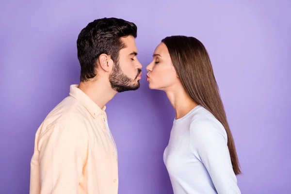 Perfil da foto lateral do jovem casal beijo ar lábios gordos data romântica isolada no fundo cor roxa — Fotografia de Stock