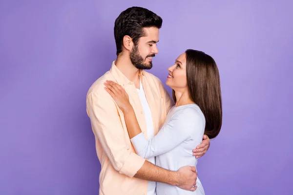 Foto di romantico giovane coppia abbraccio guardare ogni altro giorno data sogno indossare camicia arancione maglione blu isolato su sfondo di colore viola — Foto Stock