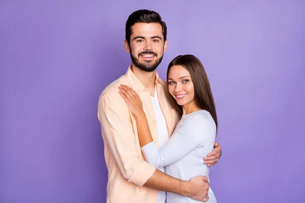 Foto de pessoas positivas casal abraçar uns aos outros relacionamento feliz isolado no fundo cor roxa — Fotografia de Stock