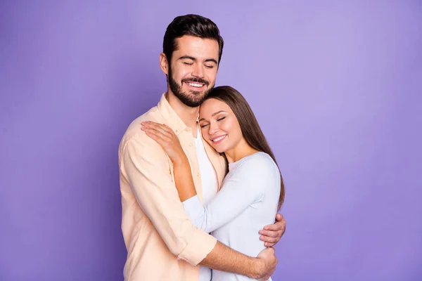 Foto de hombre y mujer feliz abrazar el buen humor ojos cerrados bonita sonrisa aislada sobre fondo de color violeta — Foto de Stock