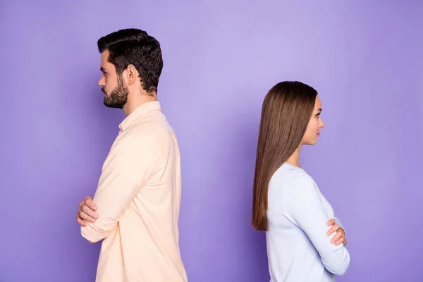 Profil sida foto av kvinna och man stå ser tomt utrymme ignorera varandra vikta händer isolerade på violett färg bakgrund — Stockfoto