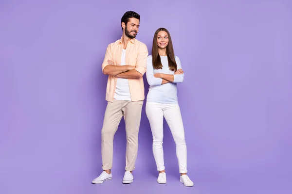 Plná velikost fotografie šťastný muž a žena pár podívejte se navzájem složené paže dobrá nálada harmonie izolované na fialové barvy pozadí — Stock fotografie