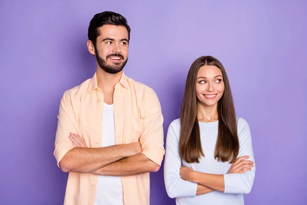 Foto di giovane coppia allegra felice sorriso positivo mani incrociate guardare lo spazio vuoto isolato su sfondo di colore viola — Foto Stock