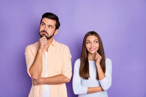 Foto van twee positieve personen arm vinger op kin kijken geïnteresseerd lege ruimte geïsoleerd op violette kleur achtergrond — Stockfoto