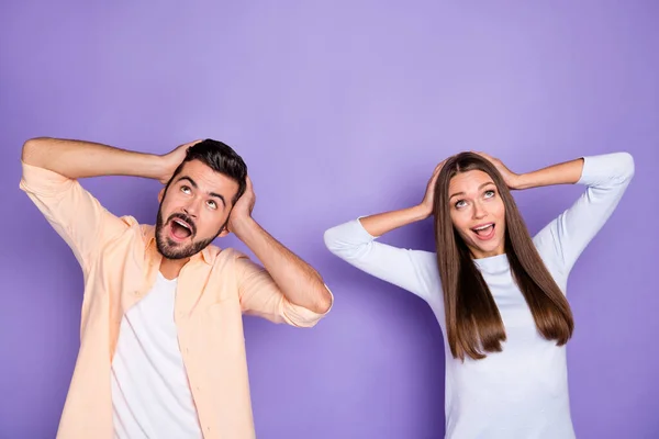 Foto di due impressionato persone positive braccia sulla testa bocca aperta cercare spazio vuoto isolato su sfondo di colore viola — Foto Stock