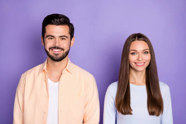Foto de dos personas positivas de pie juntos sonrisa dentada mirada cámara aislada sobre fondo de color violeta —  Fotos de Stock