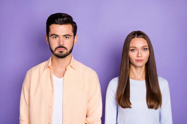Portré két ember áll együtt néz kamera nincs érzelem arc elszigetelt lila színű háttér — Stock Fotó
