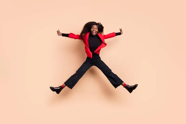 Полное фото тела темная кожа фанки положительный молодой женщины прыгать вверх воздух насладиться выходные изолировать Дон бежевый фон — стоковое фото