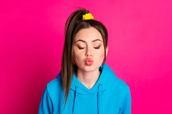Foto von entzückenden Schwanz Frisur junge Dame küssen Lippen geschlossen Augen vorstellen, haben gute Laune isoliert auf rosa Hintergrund — Stockfoto