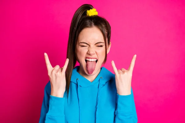 Retrato de excitada jovem senhora olhos fechados língua fora dedos mostram símbolo de metal pesado isolado no fundo cor-de-rosa — Fotografia de Stock