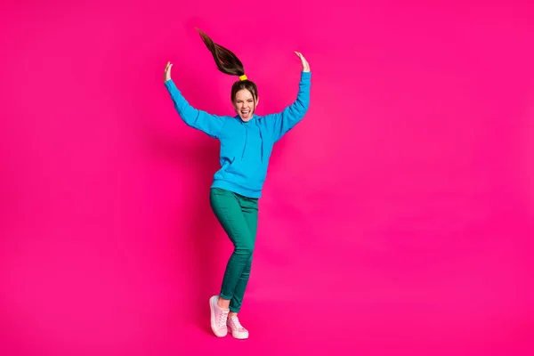 Lunghezza completa foto di eccitato affascinante giovane signora indossare blu maglione mani che ballano braccia isolate luminoso rosa sfondo — Foto Stock