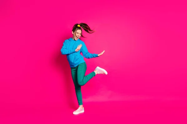 Foto de comprimento total de encantador bonito jovem senhora desgaste azul suéter dança de pé uma perna isolada cor rosa brilhante fundo — Fotografia de Stock