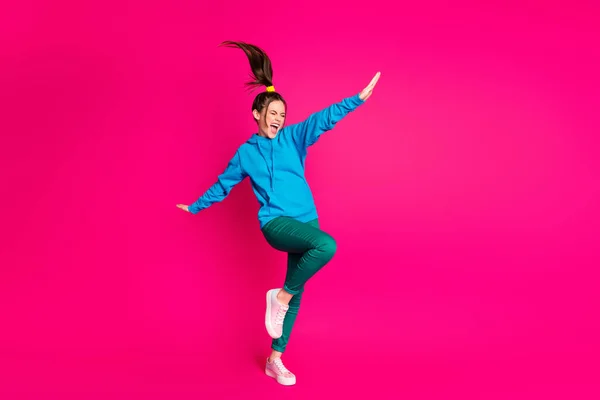 Volledige lengte foto van schattige zoete dame dragen blauwe trui dansen staande een been handen zijden geïsoleerde helder roze kleur achtergrond — Stockfoto