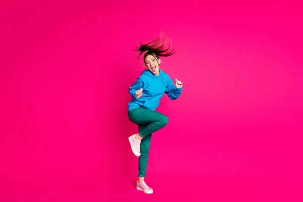 Volledige lengte foto van zoete grappige jonge dame dragen blauwe trui dansen staande een been geïsoleerde helder roze kleur achtergrond — Stockfoto