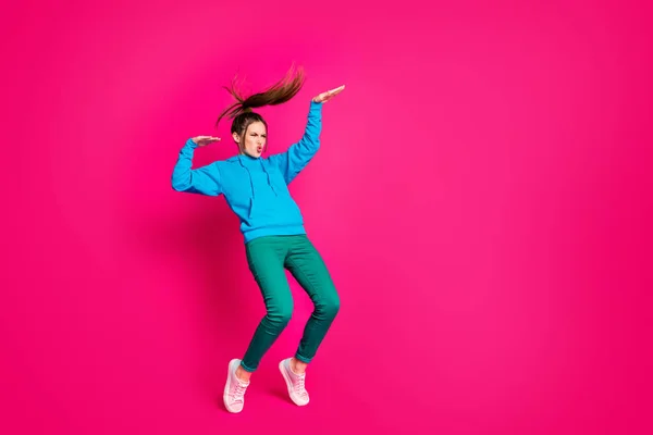 Foto de comprimento total de muito funky jovem mulher vestida azul com capuz dançando em pé dedos do pé isolado vibrante cor de fundo — Fotografia de Stock