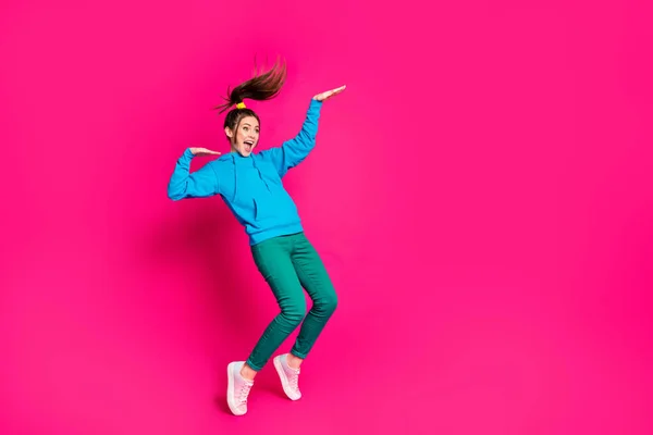 활짝 웃는 젊은 소녀의 전체 크기 사진 핑크 색 배경에서 재미를 즐기고 있는 복사 우주 춤 — 스톡 사진