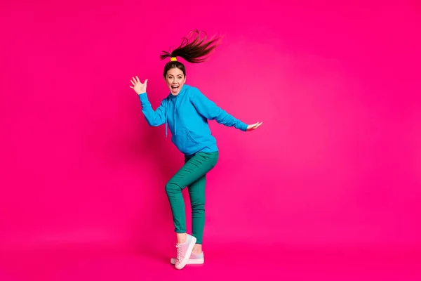 Lunghezza completa foto di affascinante bella giovane signora indossare maglione blu danza isolato luminoso rosa colore sfondo — Foto Stock