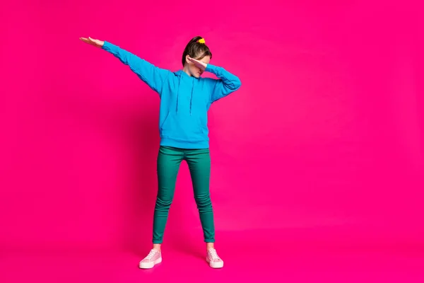 Pleine longueur photo de jolie drôle jeune dame porter pull bleu dansant vide espace isolé lumineux fond de couleur rose — Photo