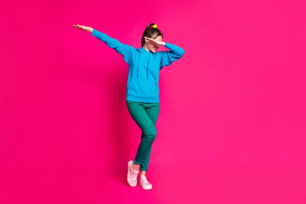 Foto de comprimento total de bonito adorável jovem mulher vestida azul com capuz dançando isolado vibrante cor-de-rosa fundo — Fotografia de Stock