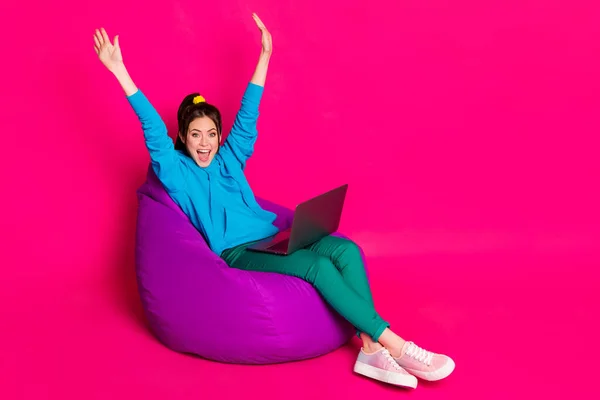 Foto panjang wanita lucu berpakaian hoodie biru Kantong kacang ungu modern gadget naik tangan terisolasi warna latar belakang merah muda — Stok Foto