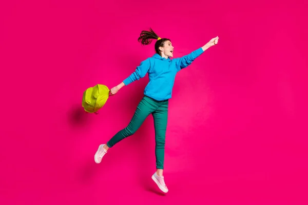 Foto lateral de perfil de tamaño completo de la joven feliz chica sonriente emocionada con bolso look copyspace salto aislado sobre fondo de color rosa —  Fotos de Stock