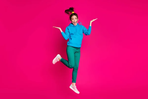 Foto de tamaño completo de los jóvenes feliz emocionado sonriendo chica bastante atractivo salto en la victoria aislado en el fondo de color rosa — Foto de Stock