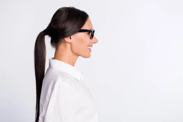 Profilfoto der optimistischen brünetten Frisur Dame in der Nähe leeren Raum tragen Brille weißes Hemd isoliert auf grauem Hintergrund — Stockfoto