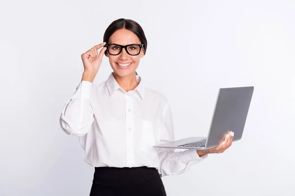 Foto de la optimista morena peinado lady hold portátil usar gafas camisa aislada sobre fondo de color gris —  Fotos de Stock