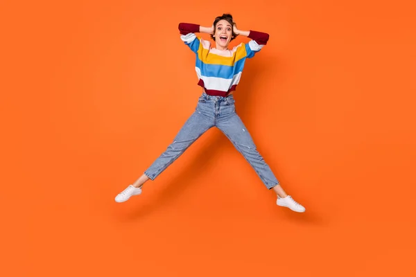 Retrato de cuerpo completo de persona alegre manos en la cabeza boca abierta salto aislado don fondo de color naranja — Foto de Stock