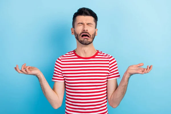 Foto de triste joven levantar las manos frustrado problema llorar lágrimas aisladas sobre fondo de color azul pastel — Foto de Stock