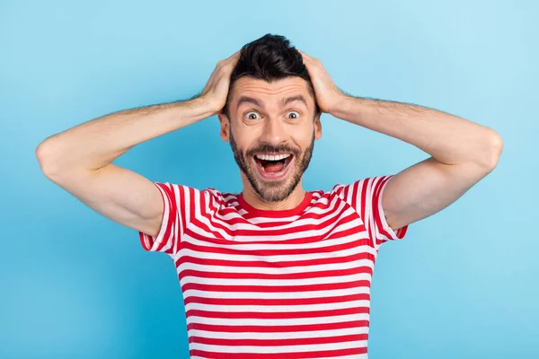 Foto de asombrado feliz joven alegre cogido de la mano cabeza increíble venta de noticias aislado sobre fondo de color azul — Foto de Stock