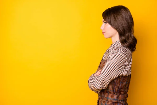 Profil foto av ledsen brunett dam armar korsade bära brun skjorta isolerad på levande gul färg bakgrund — Stockfoto
