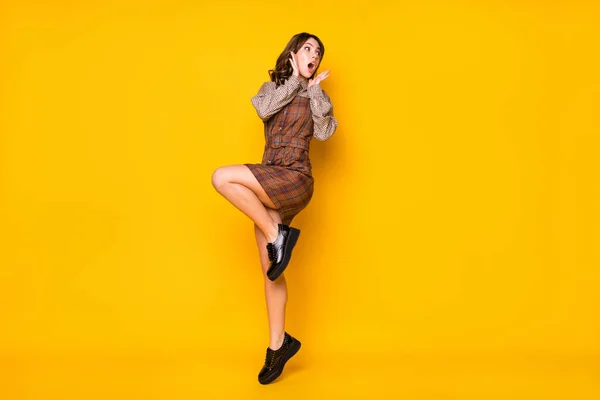 Full size φωτογραφία προφίλ αισιόδοξη αστεία μελαχρινή κυρία χορό κλήση φορούν πουκάμισο φόρεμα sneakers απομονώνονται σε ζωντανό κίτρινο φόντο — Φωτογραφία Αρχείου